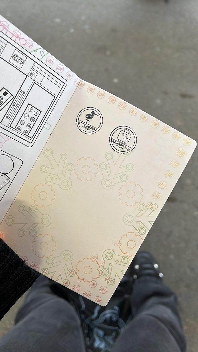 jealiix's tweet photo. si vous ne saviez pas !!!
vous pouvez aller dans n'importe quel LegoStore et demander un "passeport Lego", c'est gratuit, et à chaque Lego où vous allez vous leur demandez de vous le tamponner 😼😼 https://t.co/VGKNZFrarz