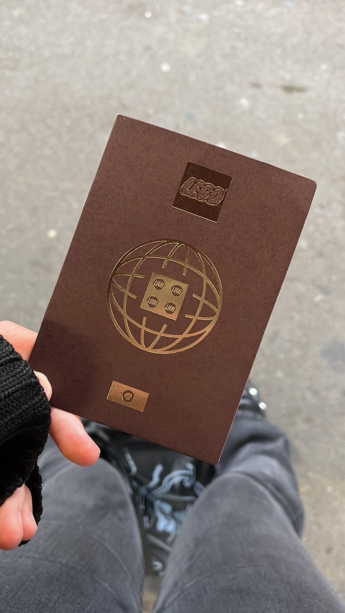 jealiix's tweet photo. si vous ne saviez pas !!!
vous pouvez aller dans n'importe quel LegoStore et demander un "passeport Lego", c'est gratuit, et à chaque Lego où vous allez vous leur demandez de vous le tamponner 😼😼 https://t.co/VGKNZFrarz
