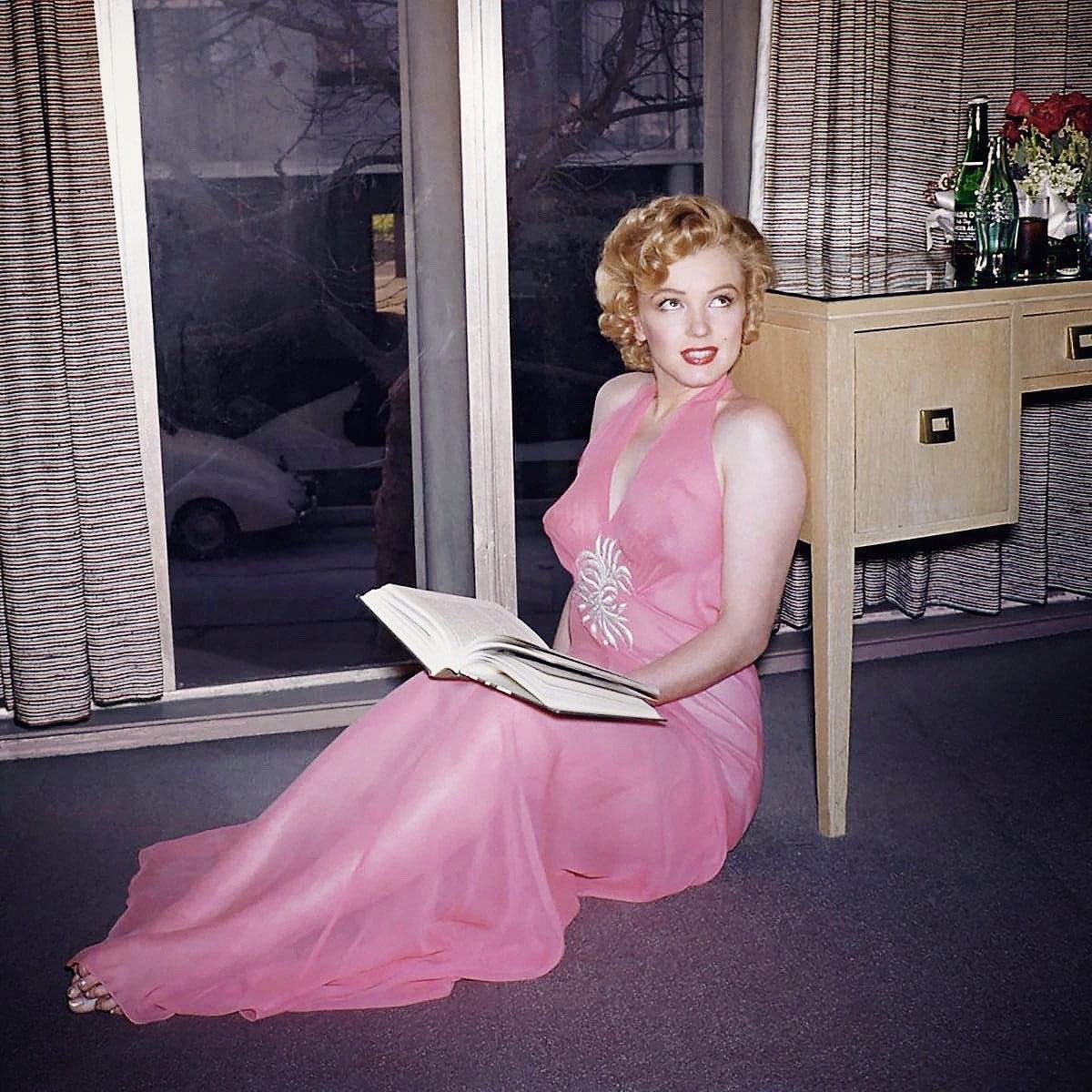 Marilyn Monroe. 1952.
📸 by Philippe Halsman.
#marilynmonroe #marilyn #monroe #moviestar #star #icon #legend #goldenageofhollywood #hollywood #goldenage #actress #cinema #actrice #movies #movie #film #annees50 #50s #50smovies