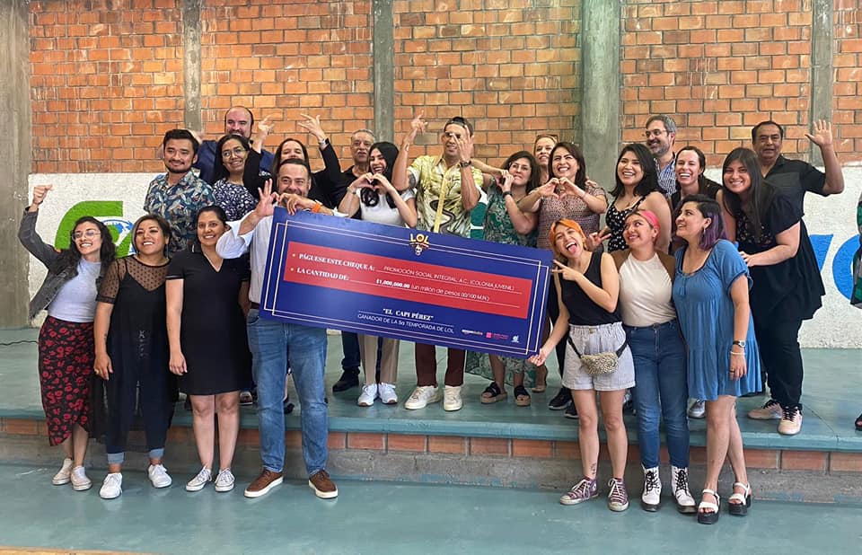 Globalmediamx's tweet photo. #SLP | 📰 Mas personas por favor como  @elcapiperez  ✨🙌
El ganador de la 5ta temporada LOL México vino a el fin de semana a la capital para hacer donación de su premio a @ColoniaJuvenil 
.
.
.
.
#Noticias 
#EnterateEnGlobalMedia
#lol #CapiPérez #ColoniaJuvenil https://t.co/se7cEkHpES