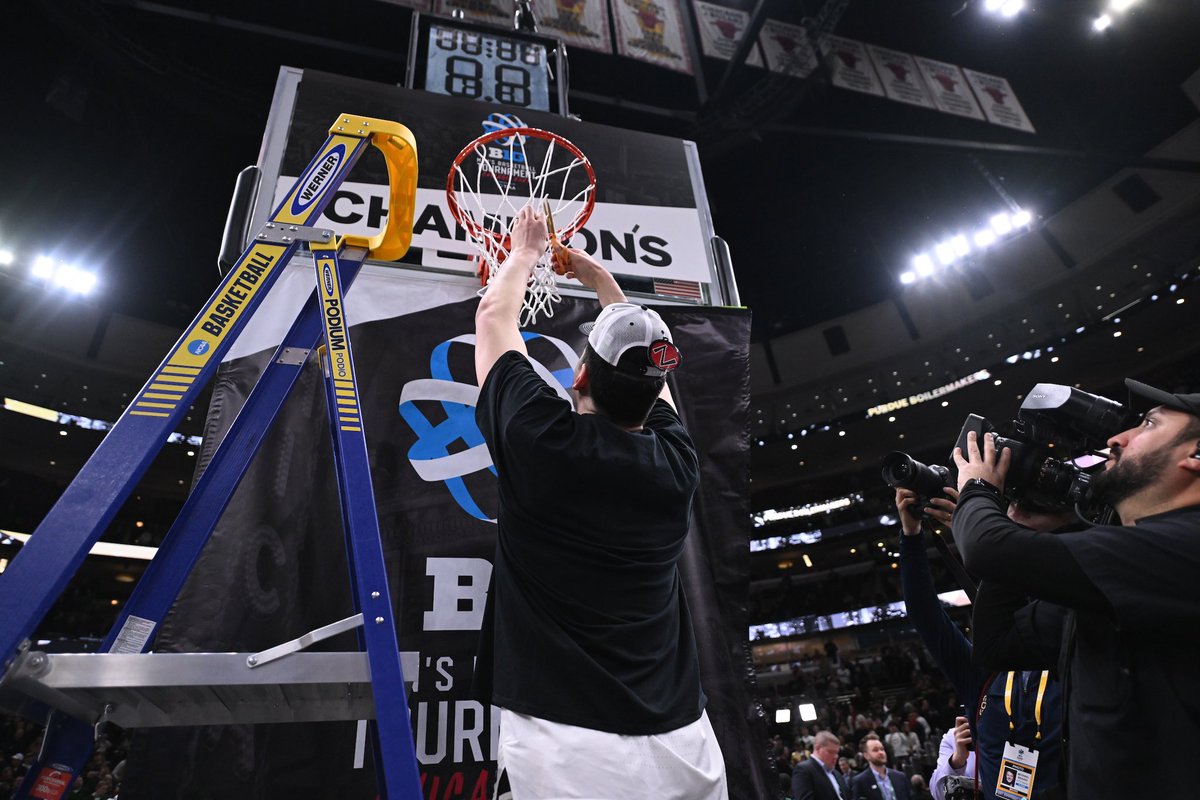 PurdueOnBTN's tweet photo. Who needs a ladder these days? 🤣 https://t.co/svkzPsi4Gu