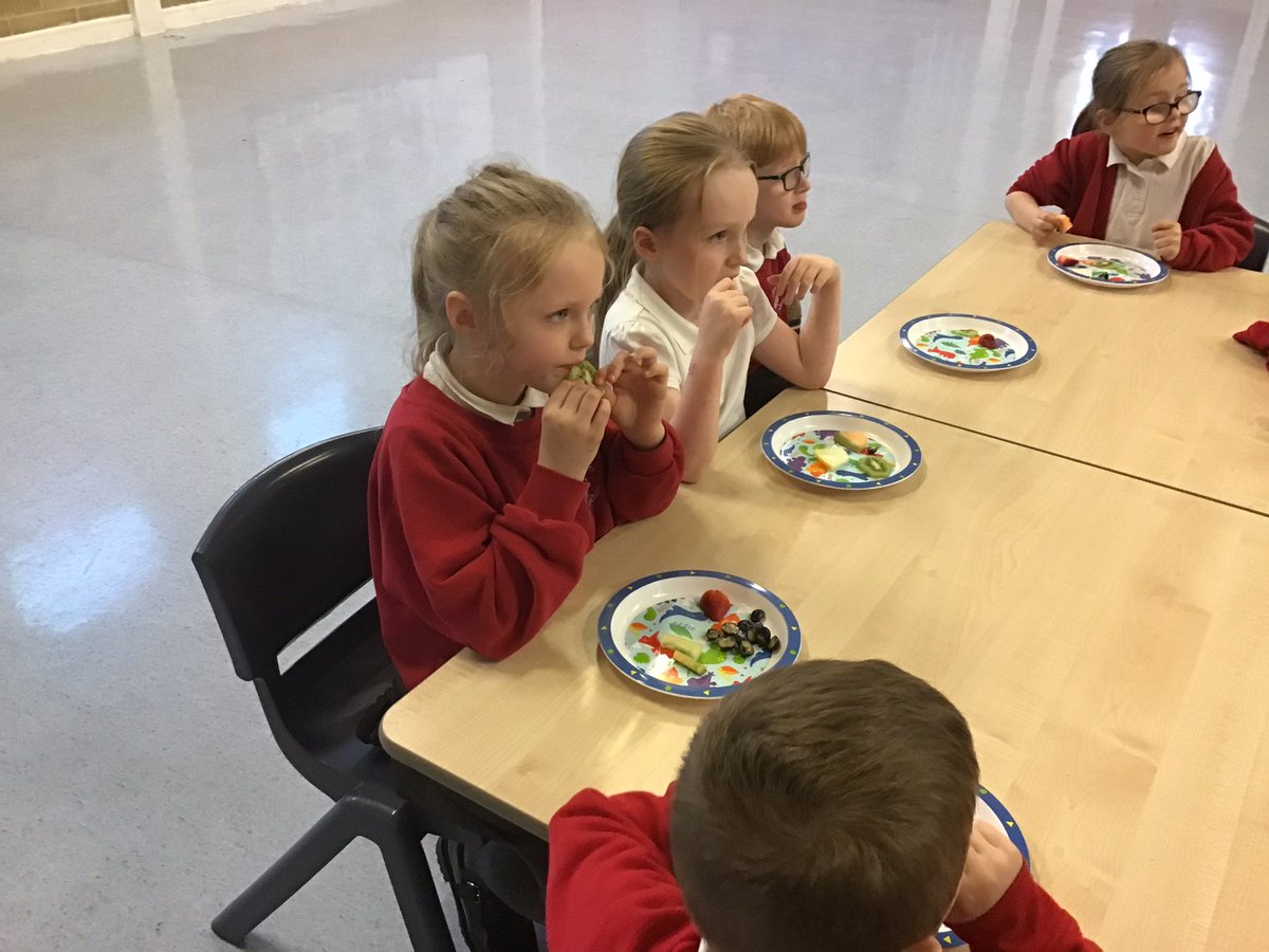 DukeStPrimary's tweet photo. The children enjoyed tasting different fruits, and eating pasta. @ChorleySSP #PastaClub https://t.co/xUdl4AiKJF