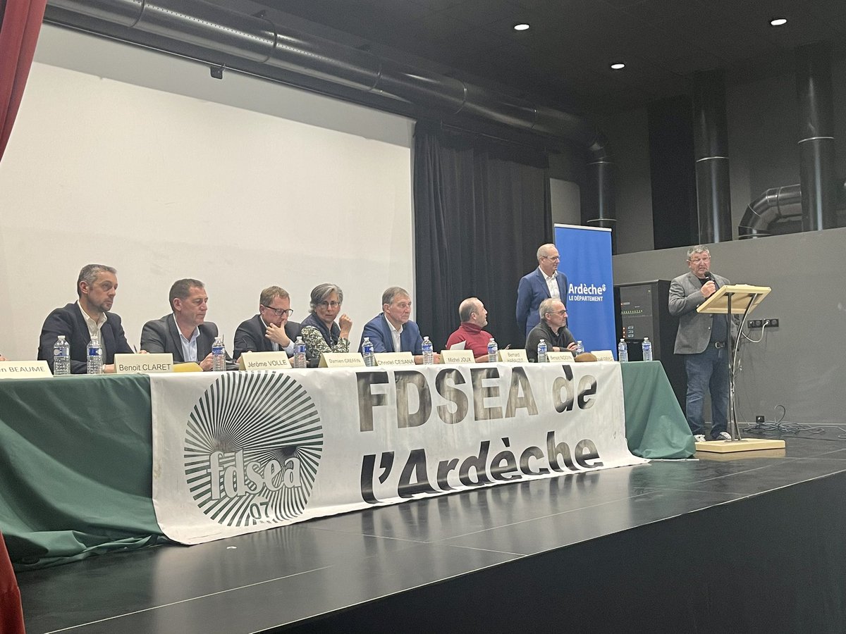 FabriceBrun's tweet photo. 🌰 𝑨𝒓𝒅𝒆̀𝒄𝒉𝒆, « 𝑴𝒆𝒓𝒗𝒆𝒊𝒍𝒍𝒐𝒖𝒔 𝒂𝒈𝒓𝒊 » !

🧑‍🌾 Aux côtés des agriculteurs et des éleveurs ardéchois pour débattre de souveraineté alimentaire.

🌾 Ils nous nourrissent et méritent notre soutien total.

#FDSEA #FDSEA07 #JA #jeunesagriculteurs #Ardèche @Fdsea07 https://t.co/qoqZ7L0Nlt
