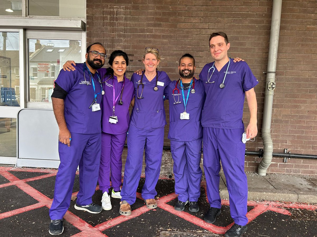 The Charing Cross ED consultants out in force today. We support our junior doctor colleagues in their campaign for #payrestoration. Showing our support by keeping our department running &amp; our patients safe, so our juniors can take industrial action 👊🏾👊🏾👊🏾 #JuniorDoctorsStrike