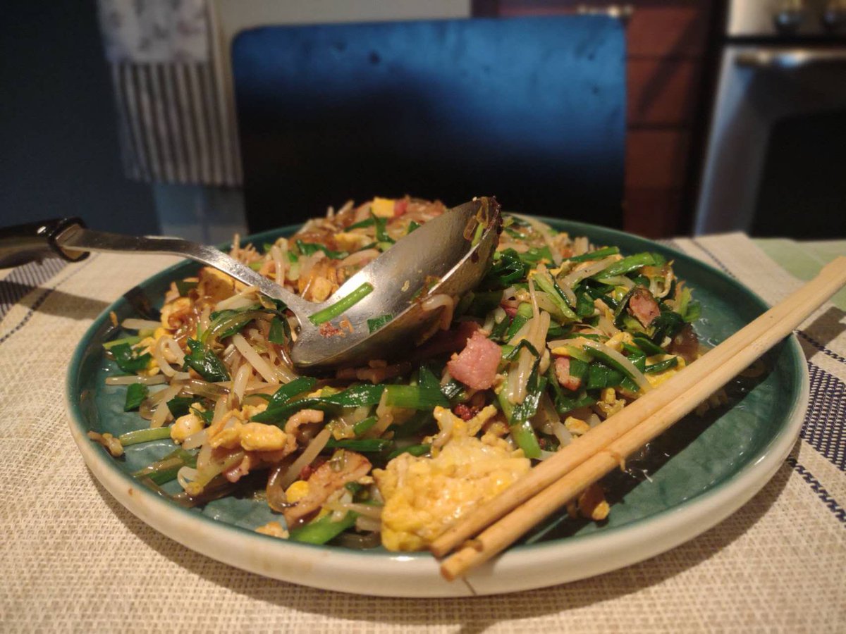ChineseFoodPor1's tweet photo. Spring is coming and #Chinese ppl start eating chives. A traditional dish is to stir fry chives, bean sprouts, eggs and glass noodles together. Without too much seasoning you can have a great #meal. #cooking #recipe #food #foodie #AcademyAwards #asian https://t.co/SSAN0a0JxC