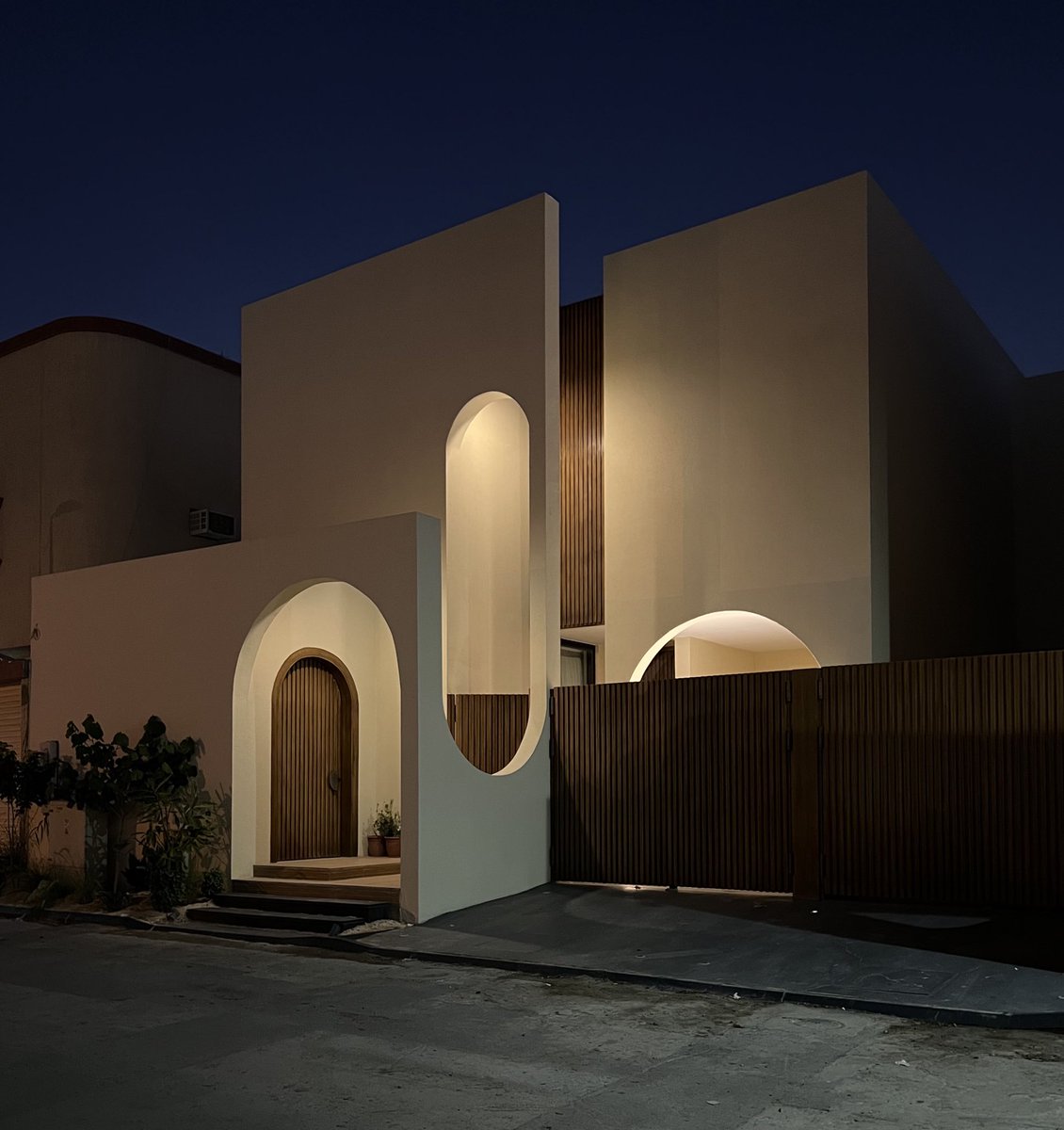 SulaimanHomran's tweet photo. أقواس Aqwas
مسكني بمدينة الرياض
My Home at Riyadh 
———————————
بمساحة ٢٥٢ م٢ وبلغةٍ معمارية تتسم بالبساطة والاستدامة و تعيد صياغة المسكن الأصيل باسلوب حديث ومعاصر. https://t.co/k12ByYKkU7
