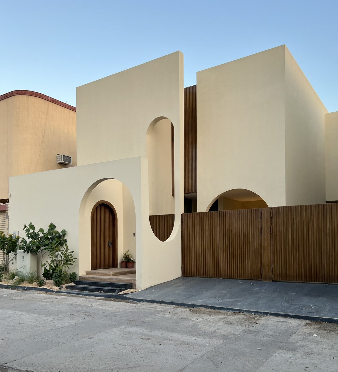 SulaimanHomran's tweet photo. أقواس Aqwas
مسكني بمدينة الرياض
My Home at Riyadh 
———————————
بمساحة ٢٥٢ م٢ وبلغةٍ معمارية تتسم بالبساطة والاستدامة و تعيد صياغة المسكن الأصيل باسلوب حديث ومعاصر. https://t.co/k12ByYKkU7