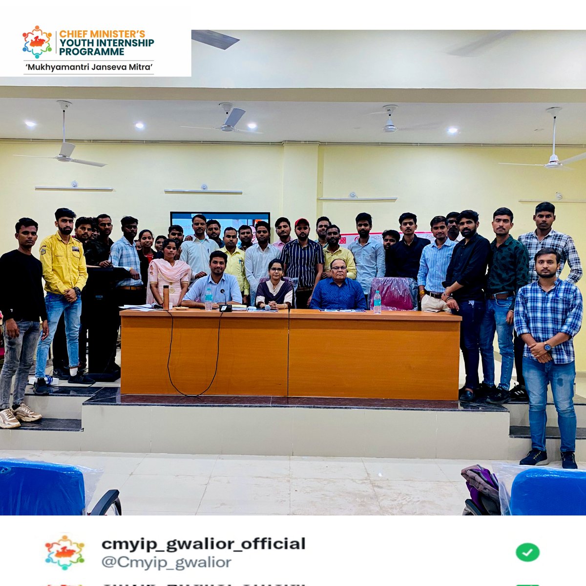 Cmyip_gwalior's tweet photo. @CMYIP_ #MukhyamantriJansevaMitra

Team gwalior with chinmay sir. Final session on future workplan, expectations from interns and their responsibilities by sir was such a treat at end of the second day.
@ChouhanShivraj @JansamparkMP #cmintern #CMYIP #Gwalior #trainnig #YOUTH https://t.co/lyY6Pl2Mtk