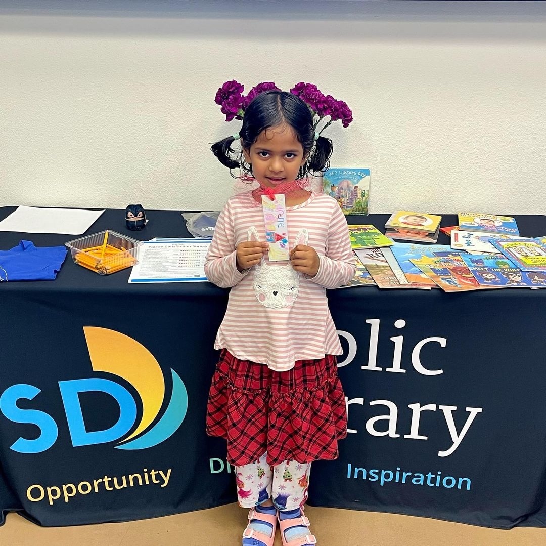 SDPublicLibrary's tweet image. This past weekend #CollegeRolandoLibrary spread the word on early literacy by throwing a #1000BooksBeforeKindergarten Party! ❤️ 📚 

Families learned about early literacy, danced, created bookmarks, enjoyed snacks and even took home a free book and toy! sandiego.gov/1000books