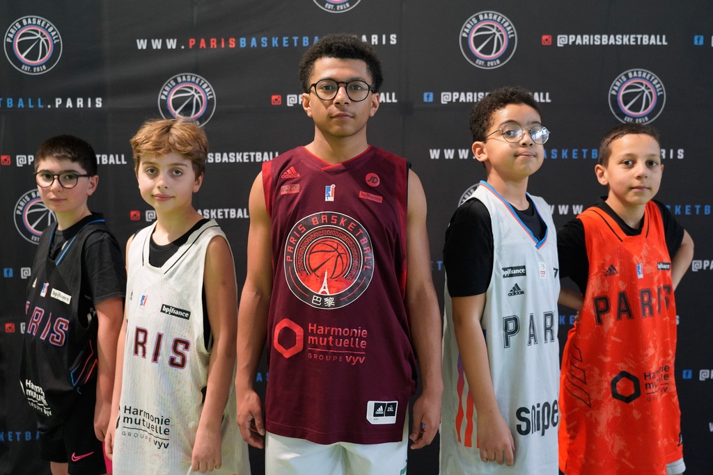RiseUpAsso's tweet photo. Nos jeunes stagiaires du Camp de Paris se sont prêtés au jeu du Media Day sous l’objectif de Cesar Pulido Tovar 👀📸

Et on peut dire qu’ils ont l’air de vrais pros, pas vrai @parisbasketball ? 

#parisbasketball #riseup #basketball #trainingcamp https://t.co/kXTJYg6wEO