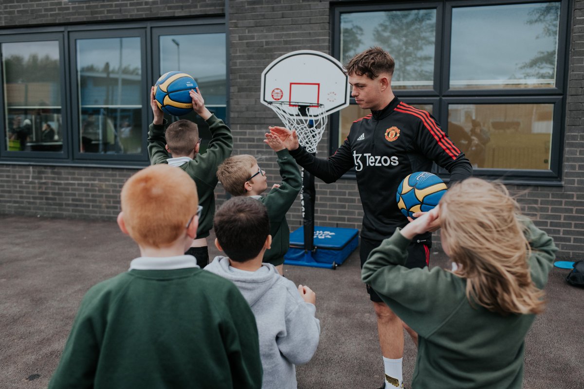 ❤️ @MU_Foundation's work continues to advance young people's education in Greater Manchester 🤝

Partnered with 66 schools and colleges, our Foundation inspires kids with unique and bespoke education programmes through the power of United 🎓

#MUFC || #Foundation16