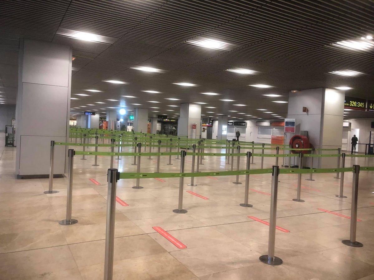 CalderonLuengo's tweet photo. “El Emperador de Barajas. Así se hace llamar el mendigo que, desde hace años, ha hecho del aeropuerto su hogar. Como el personaje de Tom Hanks en La Terminal (2004), el Emperador perdió un vuelo de conexión y, al no tener documentación pertinente, (…) https://t.co/5QzBOmdcBG