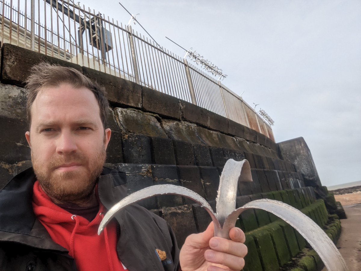 robyatestweets's tweet image. 🚨More waste from Southern Water in Thanet🚨
This time it's sharp metal fencing that has come off their Margate pumping station, landing on Palm Bay beach.
How can we trust them to maintain vital public infrastructure when they can't even maintain a fence?