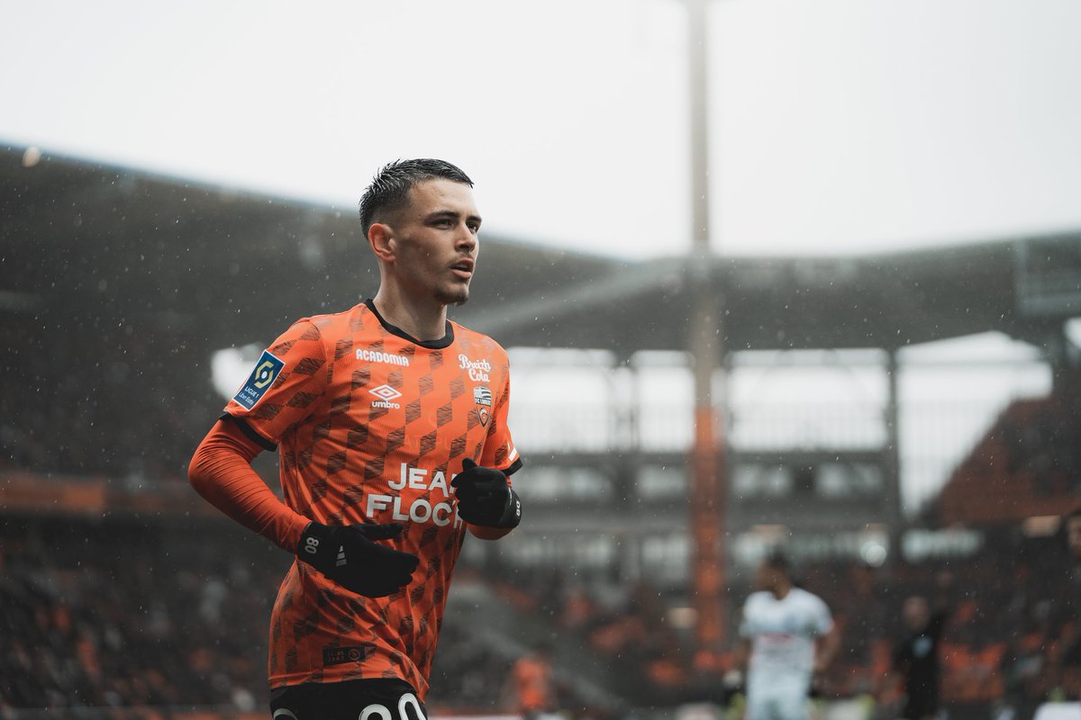 tony_esnault's tweet image. UNE JOURNÉE AU BOULOT. ⚔️🧡

Retour sur le match de ce week-end où les éléments se sont déchaînés !
Une belle victoire pour le @FCLorient et l&apos;opération maintien validée. 🥰

#FCLESTAC