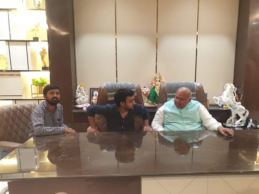 arjun_vadher's tweet photo. पोरबंदर लोकसभा सांसद रमेशभाई धडुक के साथ 
@narendramodi Ji
@myogiadityanath Ji
@MPRAMESHDHADUK Ji https://t.co/QtIIyKaOL3