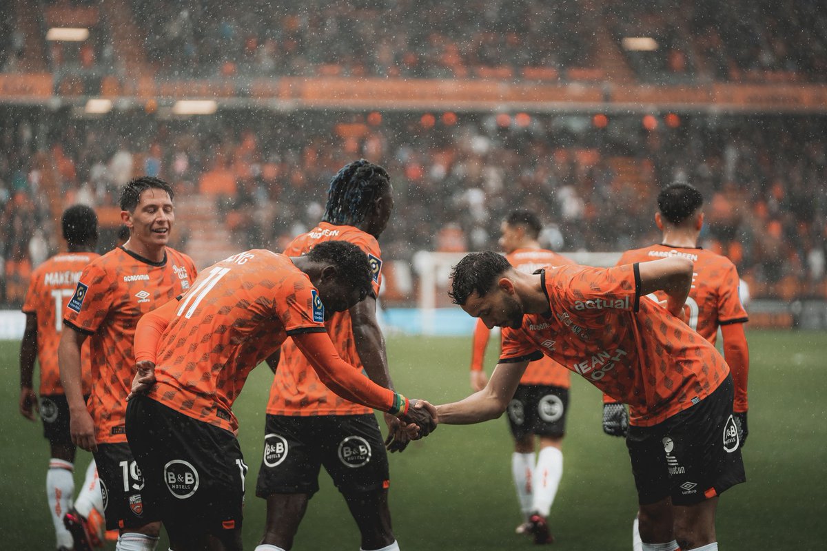 tony_esnault's tweet image. UNE JOURNÉE AU BOULOT. ⚔️🧡

Retour sur le match de ce week-end où les éléments se sont déchaînés !
Une belle victoire pour le @FCLorient et l&apos;opération maintien validée. 🥰

#FCLESTAC