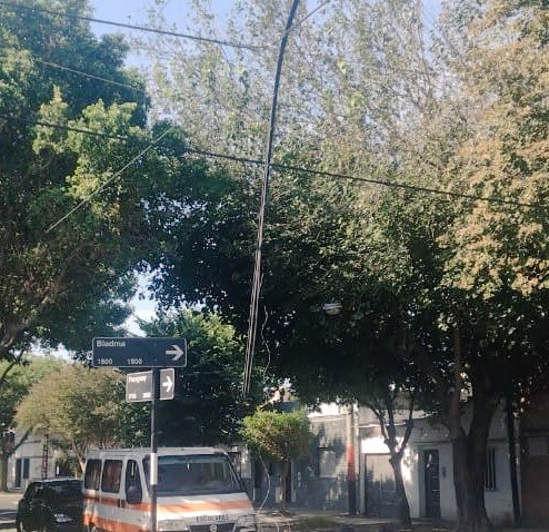 maulandriel's tweet photo. #Robo de #Cables de @TelecomEmpresas en la esquina de Paraguay y Biedma. #zonasur @Rosariotres @radio2rosario @Capitanescalle @La10Rosario985 
@emergenciasAR @RosarioAlerta https://t.co/d8SYRoKOBL