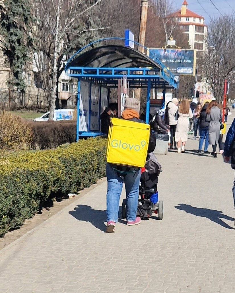 naumenkocv's tweet photo. Це пані Марія, переселенка з м. Костянтинівка (Донецька область). Вона частенько ходить до мене за гуманітарною допомогою. А сьогодні я її побачив із дитиною та рюкзаком Глово за спиною. https://t.co/XaUWOXjFOr