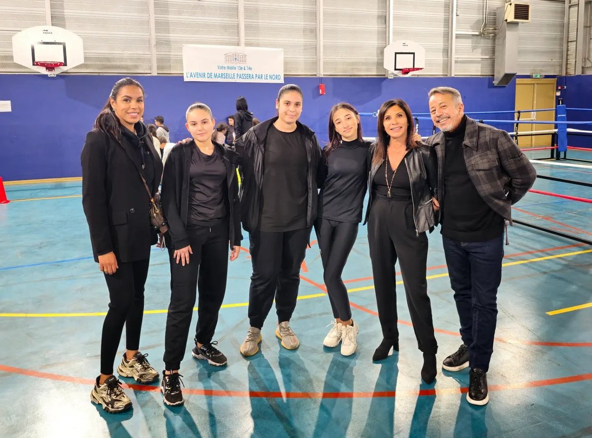 NoraPreziosi's tweet photo. Passer après une journée de travail à #FontVert, mon quartier, pour rendre visite à mon ami, le coach de boxe #AliSadok, c'est un plaisir ! 😉
Bonne semaine à toutes et tous ! 😘
#LundiMotivation 💪 https://t.co/8nmLfk8fmL