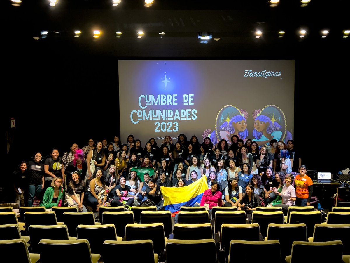 yramyc's tweet photo. ¡Qué maravilla de foto! Y el trabajo de @Monturqueza al fondo. ¡Qué evento de @Technolatinas ! Me cargó la pila para un buen rato 😀 https://t.co/uiNOFZRaEa