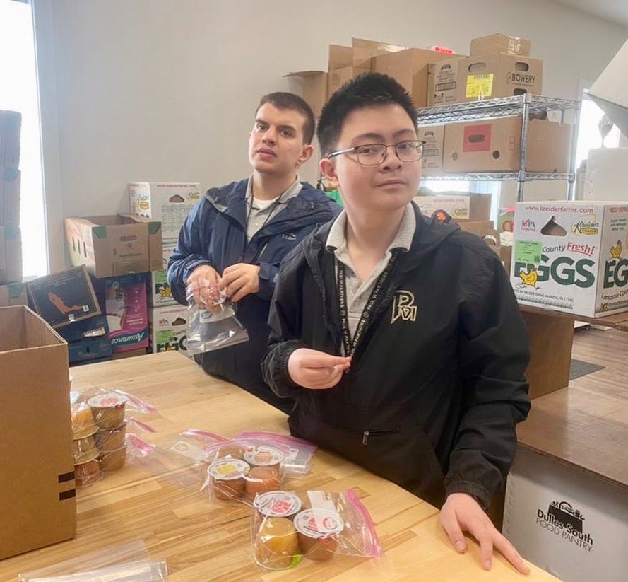 PVIsGotOptions's tweet image. Success comes in ‘cans’ 🥫✔️

Our Post-Grad panthers visited Dulles Food Pantry and helped them sort, label, and package items with a ‘can’-do attitude. What a great experience! 🐾

#PVIOptions #PostGrad