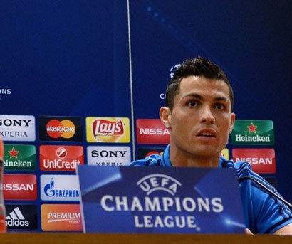 Periodista: "¿Por qué te cuesta más marcar goles fuera de casa?

CR7: "Desde que estoy en España, dime un jugador que haya marcado más goles que yo fuera de casa, dime solo uno, no tienes" (Se levanta y se va)