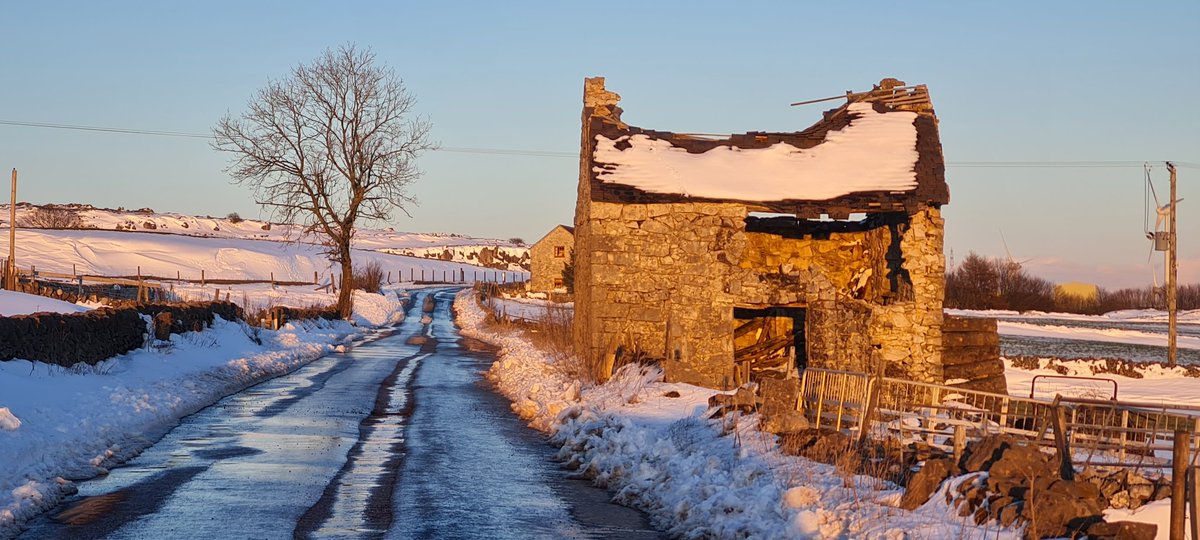 A crumbling barn from near Longcliffe and Brassington on Friday.

#derbyshire #Snowfall #peakdistrict