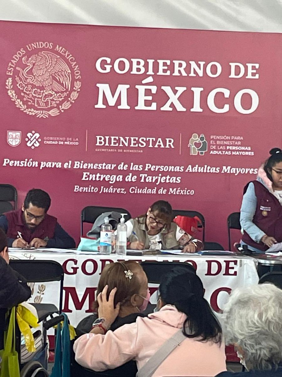 ⚠️ #ULTIMAHORA Así se las gastan los miserables de @bienestarmx en la entrega de tarjetas para adultos mayores. Los sientan durante dos horas a ver la infame mañanera de @lopezobrador_ y luego les entregan propaganda. Sucede en Xola y Eje Central (antes SCT), @BJAlcaldia