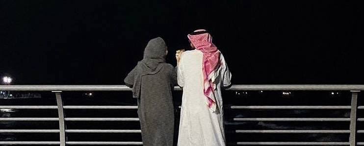 أحبّه وهو يدري وأحبّه ومايدري 
وأحبّه من الهامه وأحبّه إلى القامه 

محبّه على وضحٍ مثل وجهه البدري 
خدشها الفراق وكبوة الوقت قدامه .