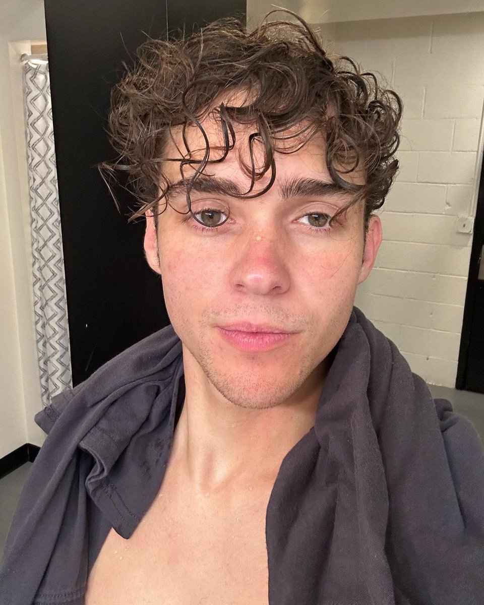 PopCrave's tweet image. Joshua Bassett looks amazing in newly shared photos:

“post-show-shower-selfie-slay”