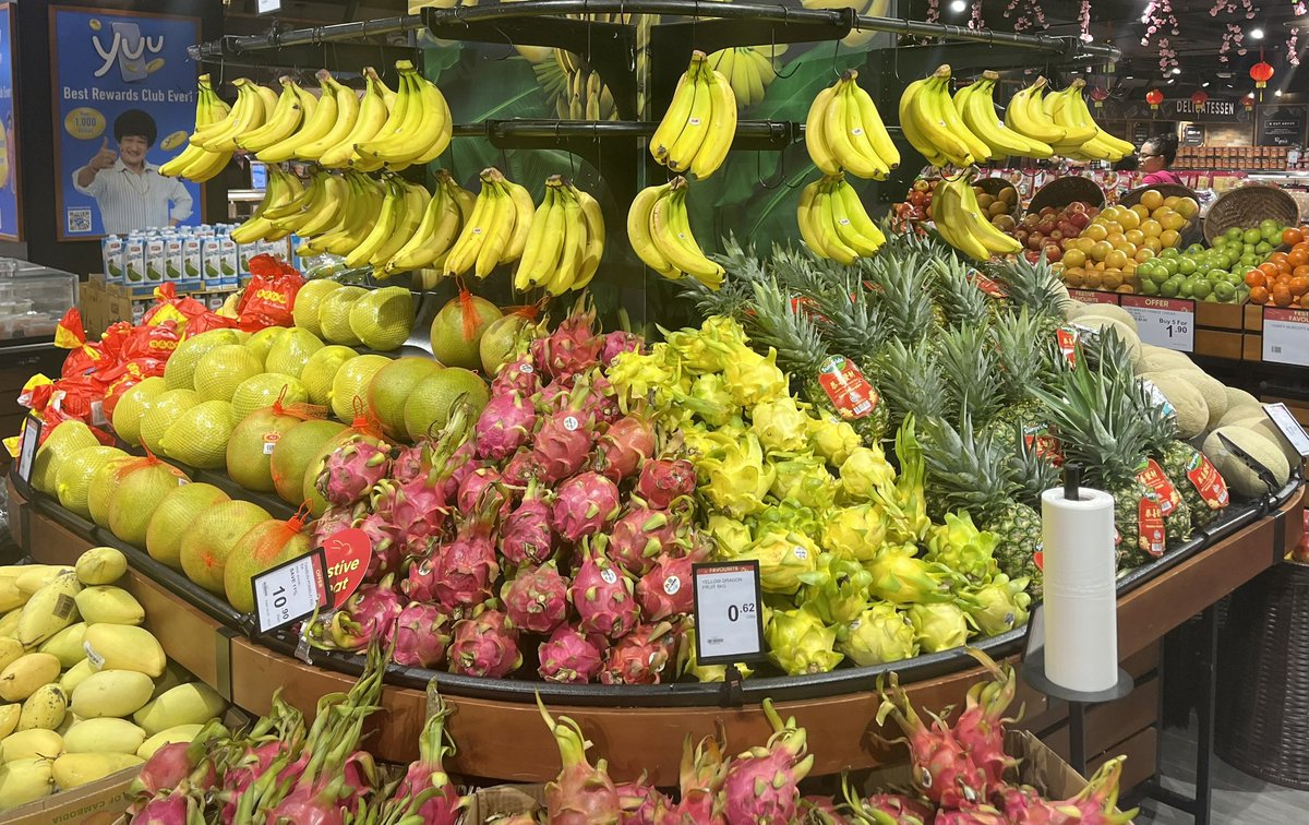 misstravels's tweet photo. If only every supermarket was like #SINGAPORE #Tropical #fruit #supermarket #travel https://t.co/6d4xHhkmpc