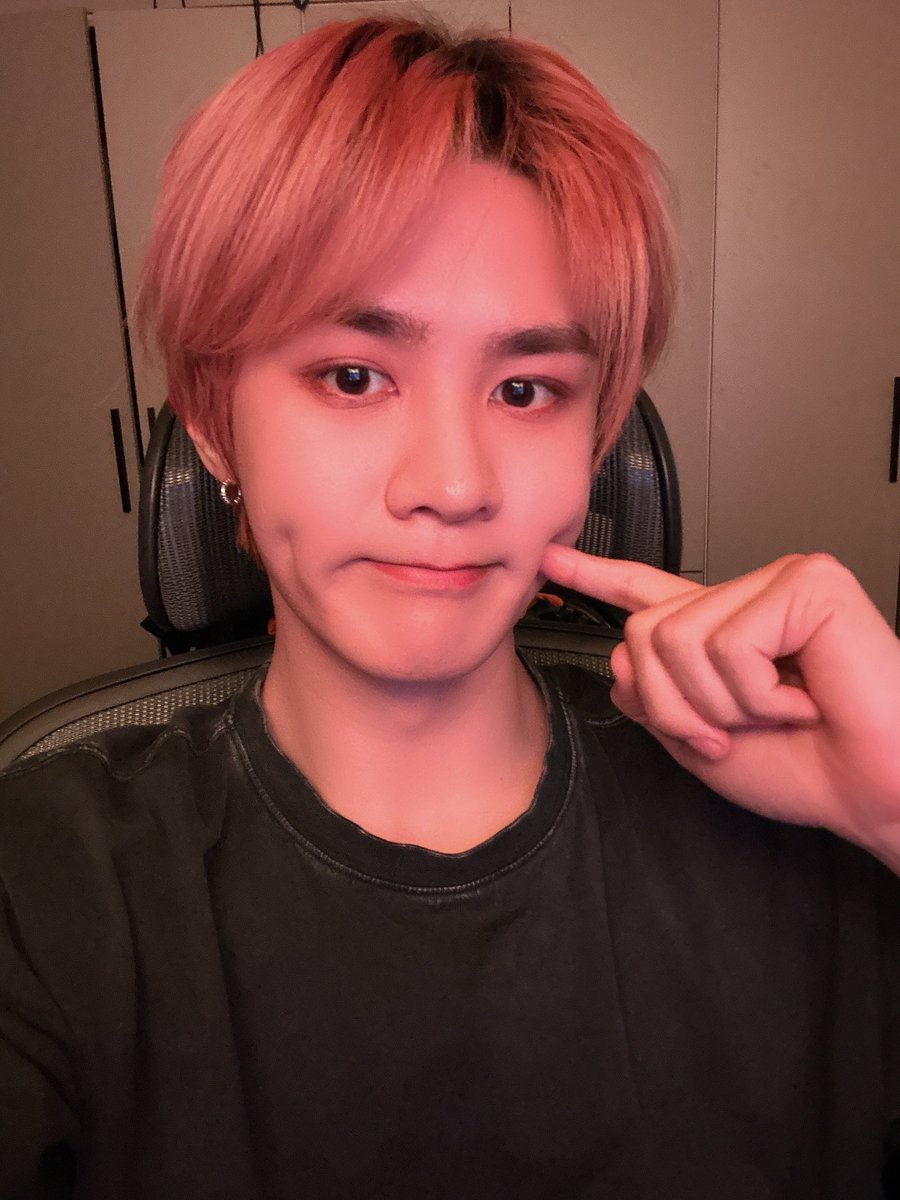 dailykunxd's tweet photo. my heart is weak for this man tbh 🥹 https://t.co/CObr8PTixZ
