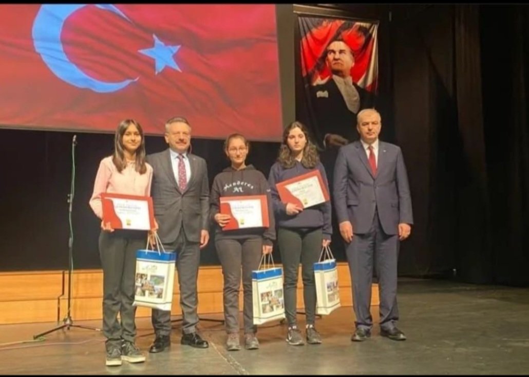 CineIlce's tweet photo. Aydın İl Milli Eğitim Müdürlüğü'nün  İstiklal Marşı’nın Kabulünün 102. Yıldönümü nedeniyle duzenledigi "Mehmet Akif'e Mektup"konulu yarışmada Çine Feride Raşit Kalkan Ortaokulu öğrencisi Yağmur Atıgan Aydın birincisi oldu.Tebrik eder başarılarının devamını dileriz.@CineIlce https://t.co/yIUADl1DCY