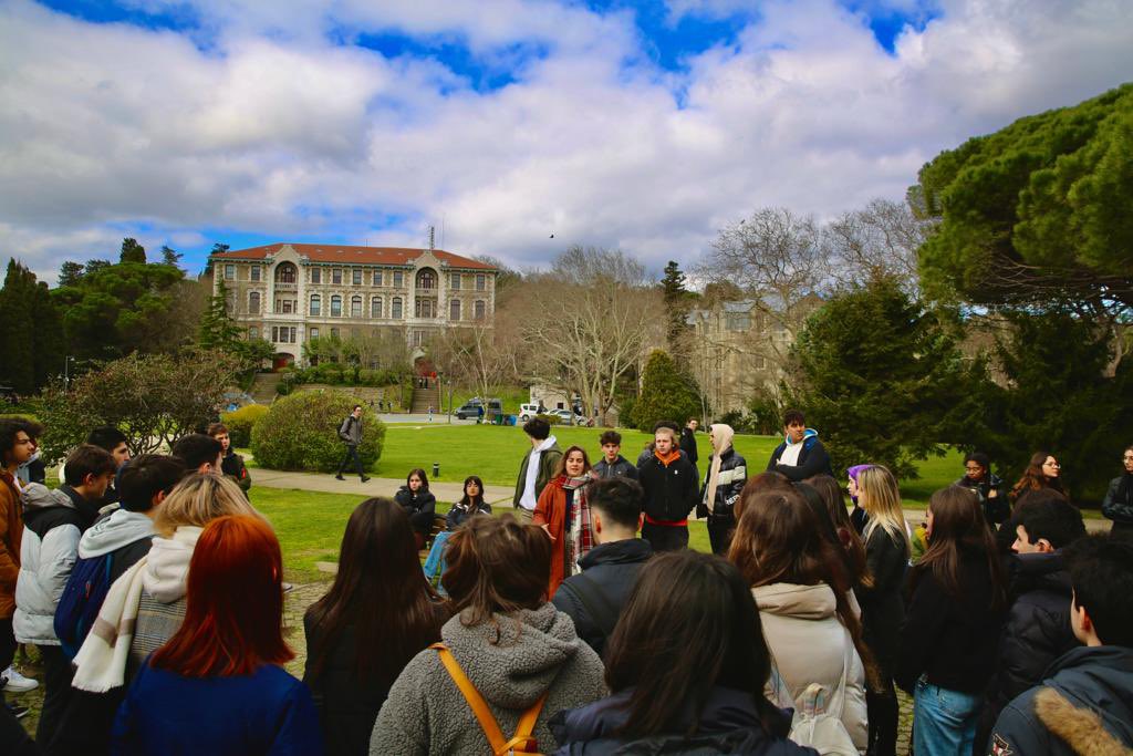 Bahçeşehir Kampüsü lise kademesi olarak rehberlik çalışmaları kapsamında 11. ve 12. sınıf öğrencilerimizin kariyer planlamalarına katkı sağlamak adına gerçekleştirdiğimiz üniversite gezileri doğrultusunda bugün Boğaziçi Üniversitesini ziyaret ettik.