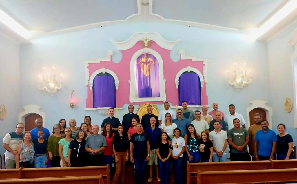 No domingo, dia 12 de março, aconteceu a Assembleia do Decanato Nossa Senhora do Amor Divino, na Paróquia São João Batista, reunindo representantes das paróquias.  Mais detalhes em Notícias - diocesepetropolis.org.br