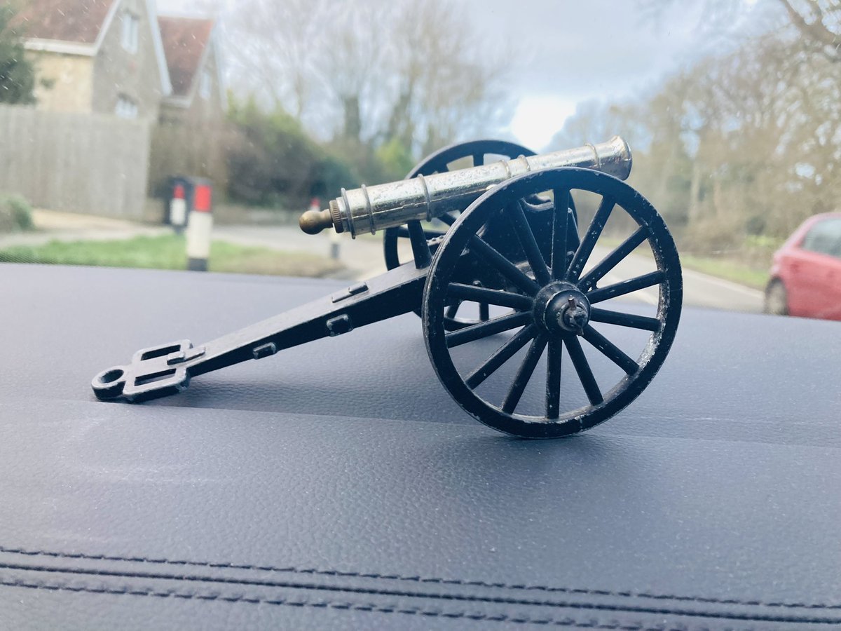 ruthbeckart's tweet photo. Heading back home from Hastings and I found myself a little Cannon in one of the antique shops on the Old Town:
#arsenal @Arsenal #gunners #cannon @ArseCannonPics
โค๏ธ๐ค #hadtohaveit https://t.co/aa92heZ4g1