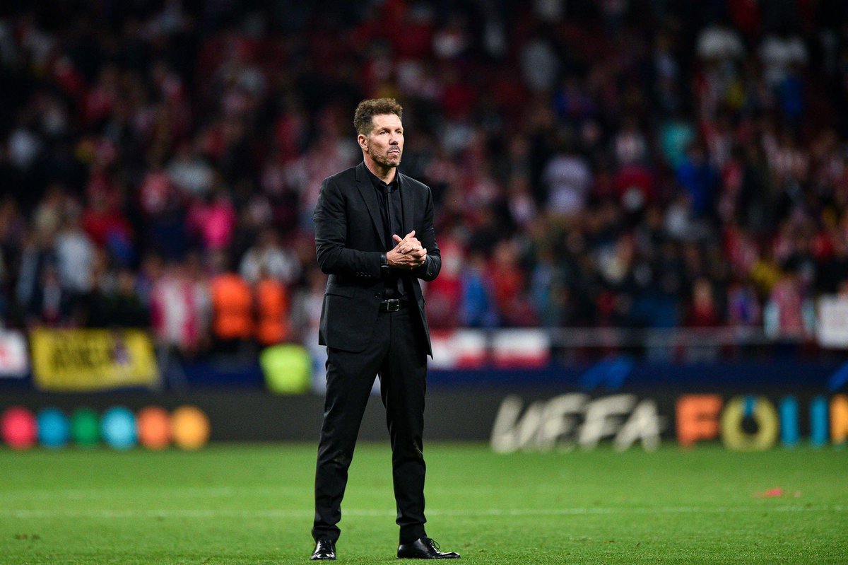 atletiuniverse's tweet photo. 💣🚨| BREAKING: Diego Simeone has lowered his salary from €20m to €16.5m to help the club in a financially difficult moment. He will stay at Atleti AT LEAST until 2024.

[@ElPeriodico_Esp] https://t.co/hBLRCTDyu0