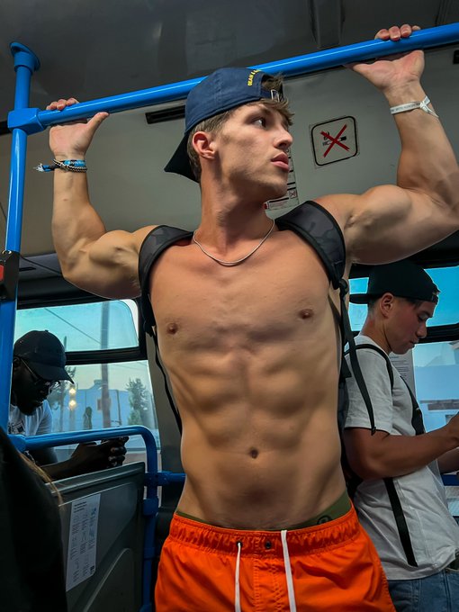 RT if you&rsquo;d ride&hellip;. this bus https://t.co/WrhQOrbrV2