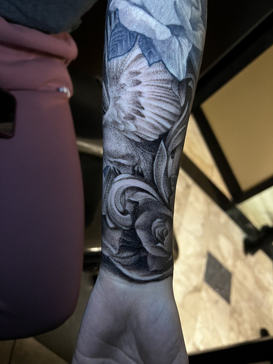 I did this entire sleeve with a tight three liner to give it that textured look. We just have highlights/follow up left.  We extended her 3/4 sleeve down that I did previously.  Always rewarding to complete projects. 🙏🏼🙏🏼 ⁣
.⁣
.⁣
.⁣
.⁣
.⁣
#utahtattoo #illustration #tattoo