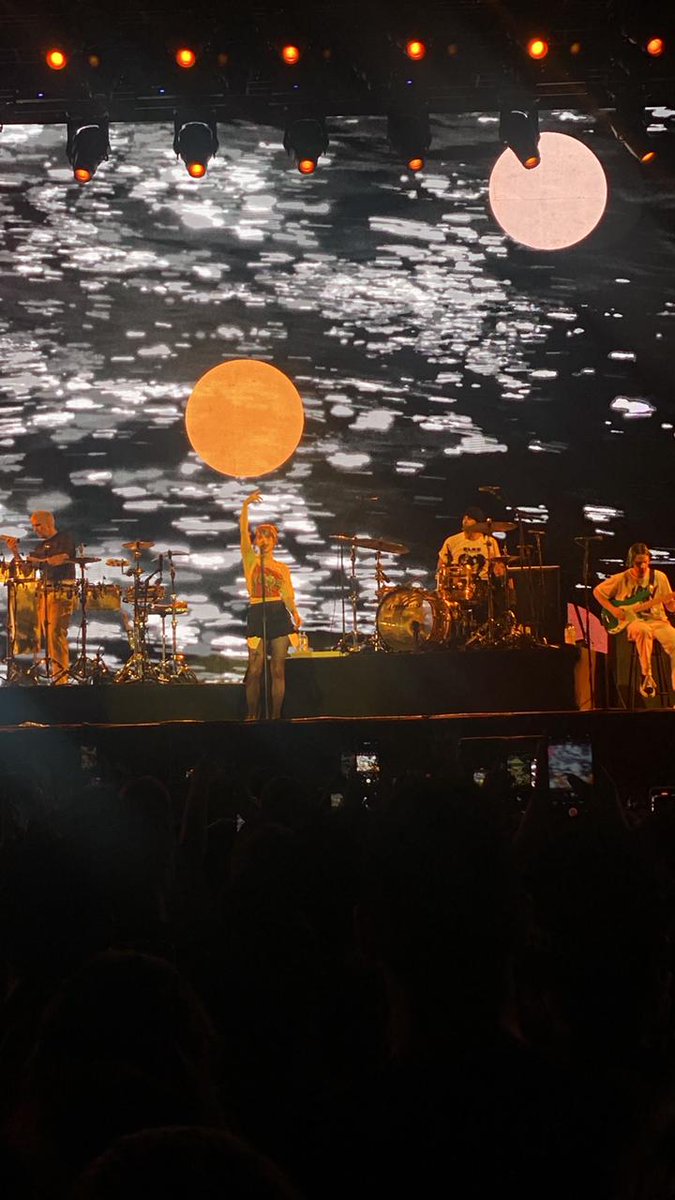 olucasb93's tweet photo. Não sei nem descrever esse show, foi simplesmente incrível, uma das melhores experiências que eu já tive #Paramore #ParamoreSP https://t.co/GADkOZmoFt
