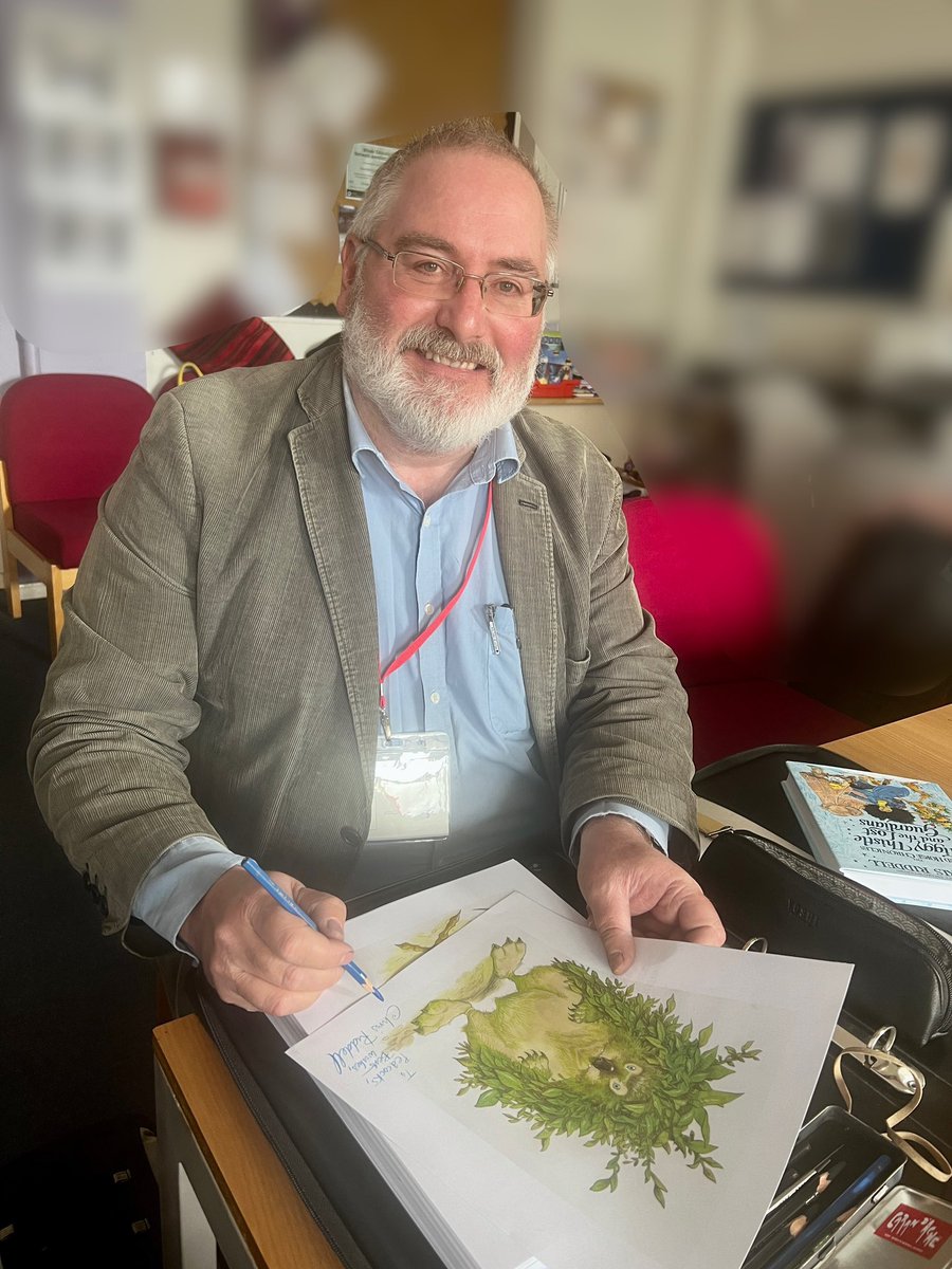 knockhally6's tweet photo. Today at KHP we had the pleasure of meeting author and illustrator @chrisriddell50 Thank you for our signed picture. ✍️📚 https://t.co/qCPqvjIg0g