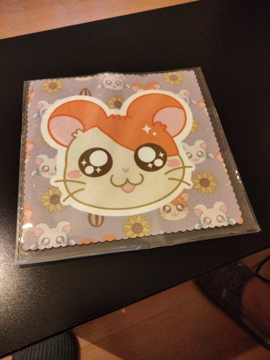 freshycherie's tweet photo. Gamuza para limpiar las gafitas de Hamtaro que ya está en uso 🥰 @ErikainBlue https://t.co/knN8gxxkaH