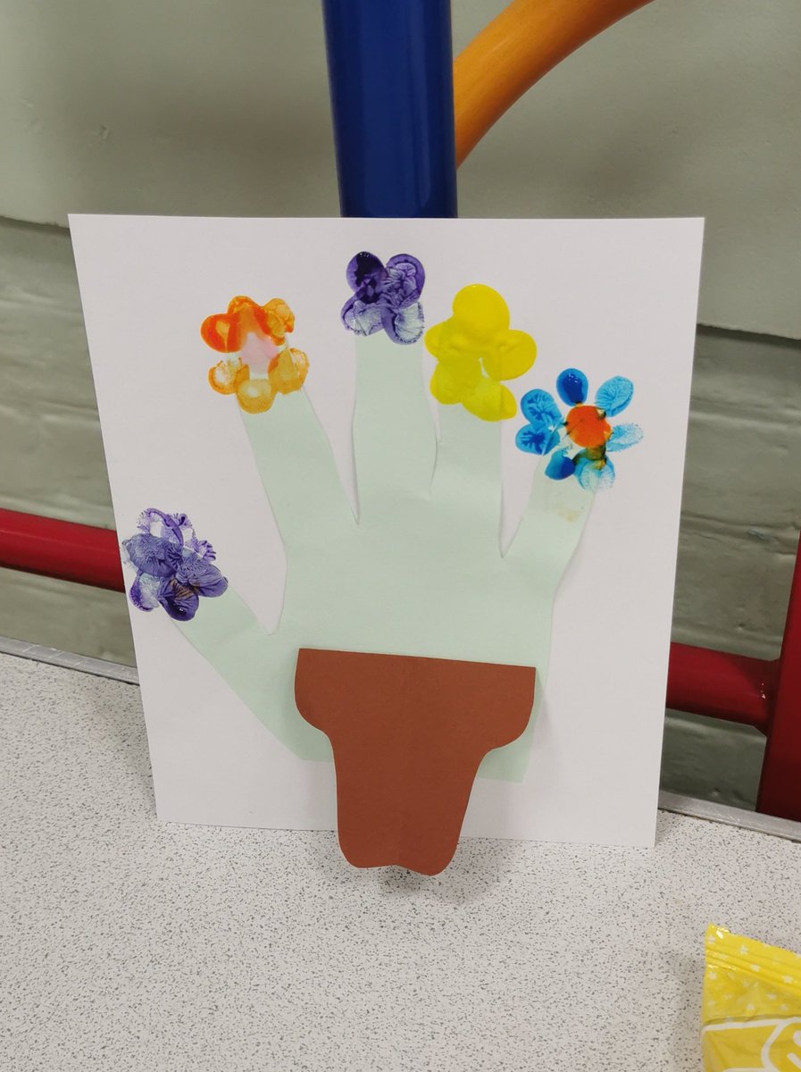 Fun and the farm today for stay and play. Mrs G was on mothers day craft too. @HolyCrossCofE @PKCKST @DEMAT__ #stayandplay #continuousprovision #eyfs #MothersDay