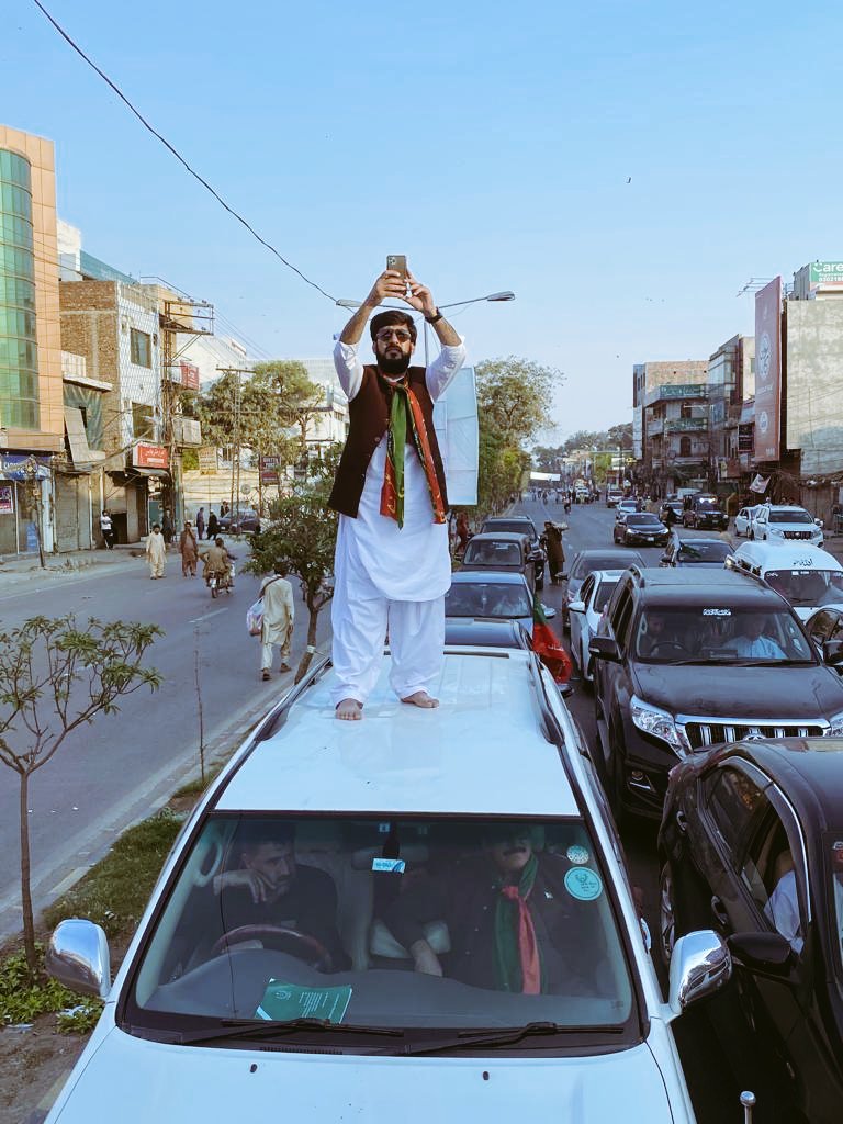 sayedMayub's tweet photo. تمام پولیس کی رکاوٹوں کے باوجود ھم نے اپنے کپتانکے سربراہی میں لاہور کے روڈو پر سرعام کامیاب ریلی کیا https://t.co/XzXuRIH72u