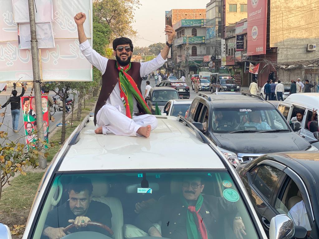sayedMayub's tweet photo. تمام پولیس کی رکاوٹوں کے باوجود ھم نے اپنے کپتانکے سربراہی میں لاہور کے روڈو پر سرعام کامیاب ریلی کیا https://t.co/XzXuRIH72u
