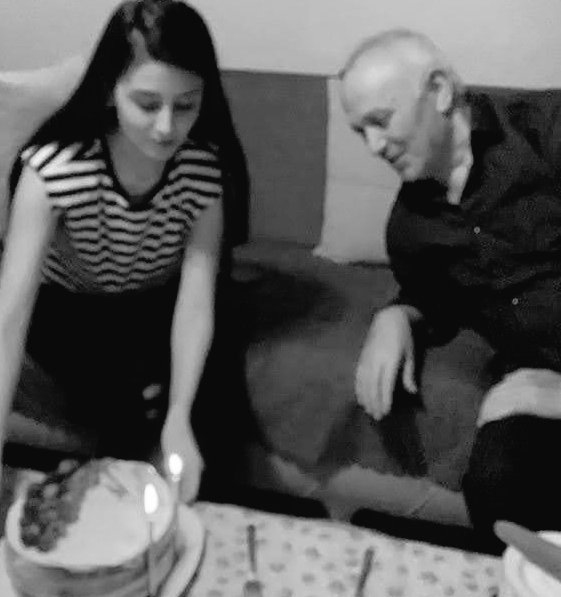 canım dedem bugün doğum günün keşke her yıl olduğu gibi bugün de sana sürpriz yapıp gözündeki mutluluğu görebilseydik. bu kez kalplerimiz ve dualarımızla buluşacağız. iyi ki doğmuşsun, seni çok seviyorum..
-kibarın