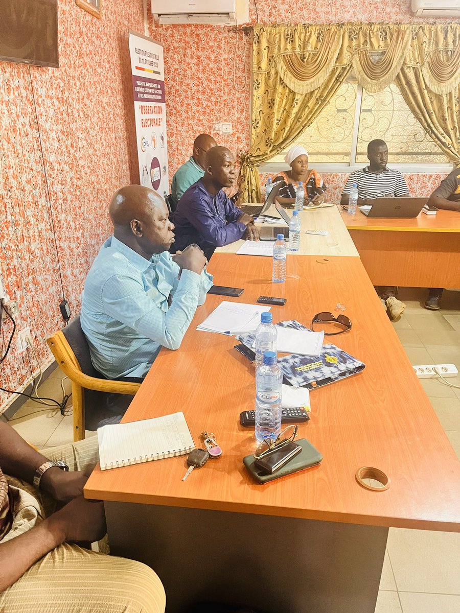 COCEG_GN's tweet photo. L’équipe de la CoCEG a organisée une réunion tant riche que variée sur son fonctionnement, ainsi que les perspectives sociopolitiques de la Transition en Guinée, dans le cadre du projet pour la réalisation des focus groupes sur les besoins prioritaires des citoyens. https://t.co/oqJuDjqAnO