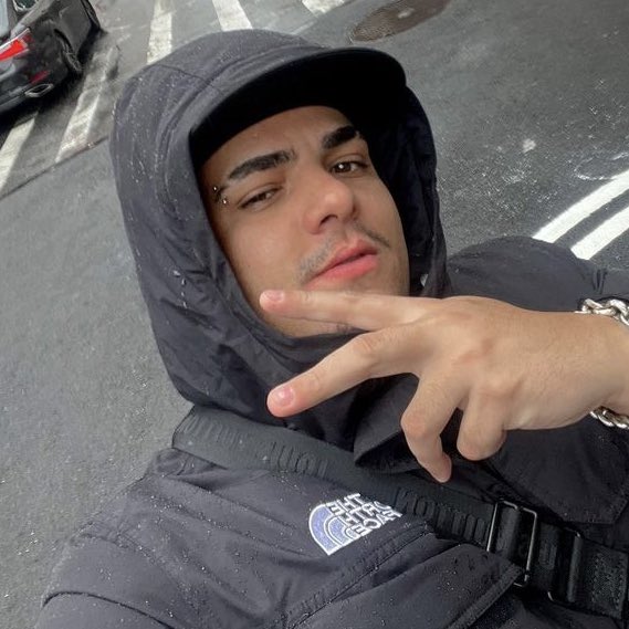 choquei's tweet photo. 🚨FAMOSOS: Igão contou que quando separou de sua ex, deu pra ela uma boa quantia em dinheiro pra comprar um apartamento e terminar de pagar sua faculdade. https://t.co/J3Zmz6O0RP