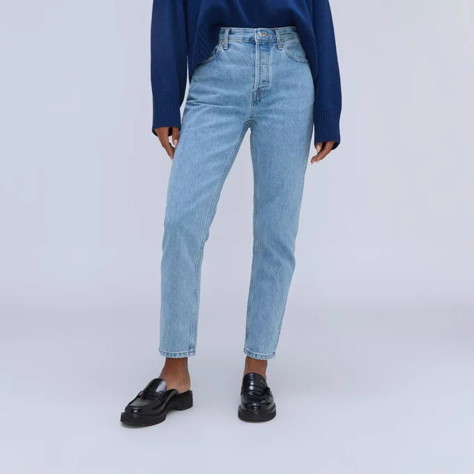 Random question but like when it comes to jeans, do you tend to wear those that hide the top of the foot when you wear shoes or those that dont hide it so it shows off the bottom a bitIts a very specific question especially when you grow taller but they still fit on the waist 