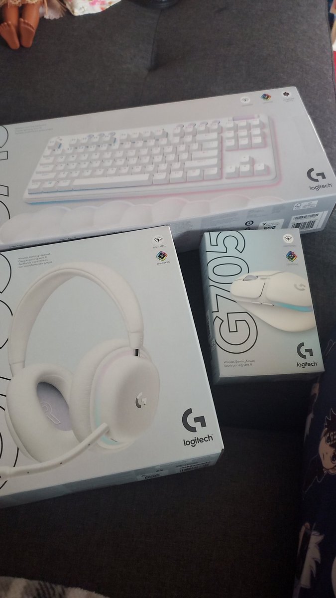 BrookesGaming21's tweet image. Ordered the logitech aurora set. Can&apos;t wait to set it up 😊 
#logitech #logitechaurora
#streaming #streamer #twitch #setup #pcgaming